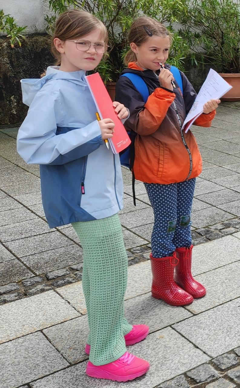 zwei Mädchen vor Pfarrkirche